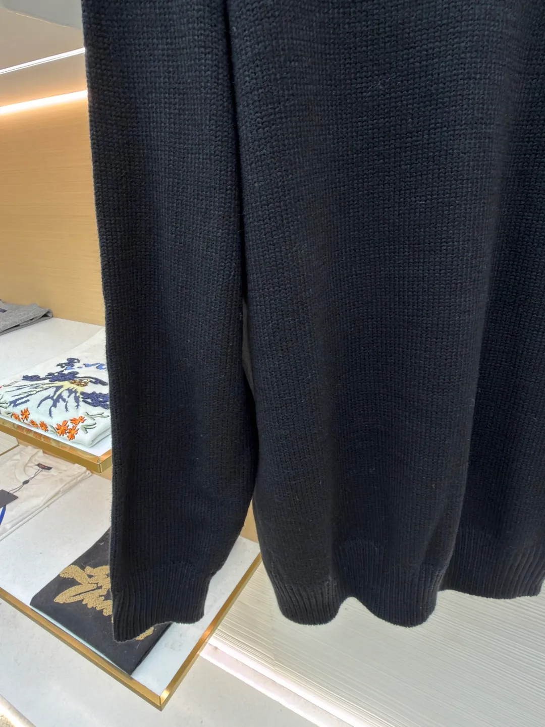 P420 Stonelsland Stone Island arm embroidered logo sweater ●Original version: 3690 purchase and development ●Item number: 1681950-A75 ●Fabric: wool blended fabric ●Technology: knitted ●Color: black ●Version: fitted version ●Weight: about 550 grams ●Size: S-M-L-XL ●Description: Made of 30% wool, 50% cotton, 20% spandex. The arm embroidery logo is made of double-layer soft leather, with embroidery logo technology on the surface and embellishment with the brand logo. Comes with laser engraved metal buttons. Garment washing-fixing color-fixing pattern-removing wool impurities. This style is woven with a 7-needle imported machine, with knitted threads on the neck and hem, and embroidered logos on the arms to present the brand vision. The overall wiring is straight and delicate, the fabric is comfortable and soft, and the color is consistent without color difference. It can be matched with the same style to create a fashionable look and control various occasions. Customized accessories, complete with three standards, same style for men and women!